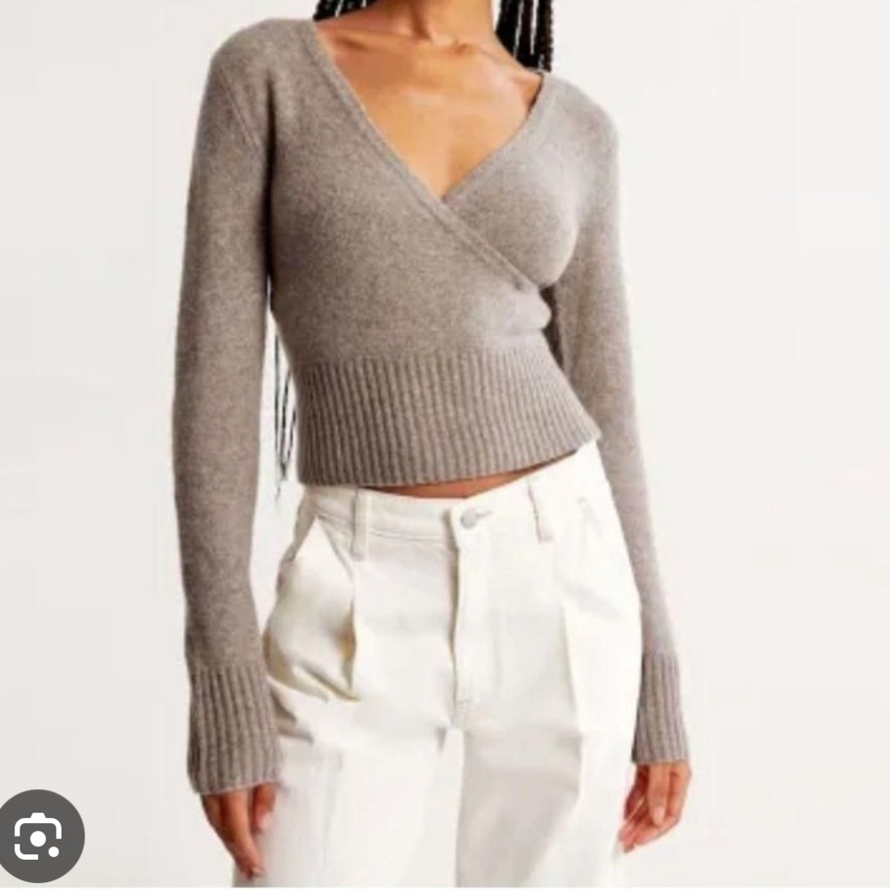 ABERCROMBIE WHITE WRAPPED SWEATER